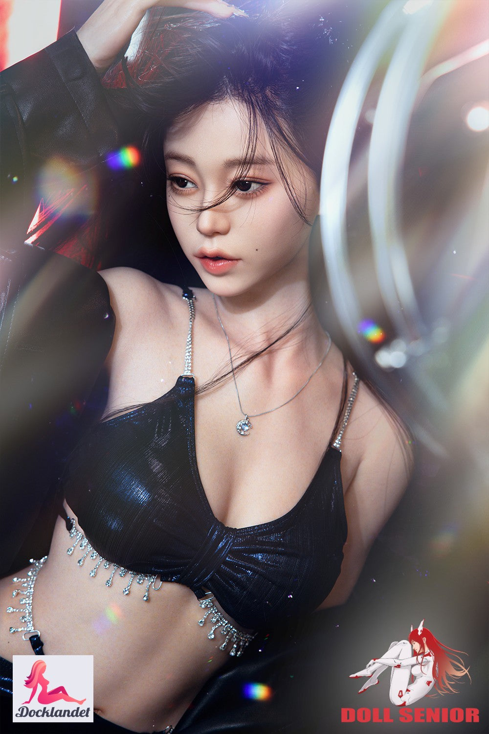 Songying yra silikoninė azijietiško stiliaus lėlė iš prekės ženklo Doll Senior. 165 cm ūgio sekso lėlė smulkaus elegantiško kūno ir mažomis B puodelio dydžio krūtimis. Doll Senior gamina tikroviškas lėles su įspūdingomis kūno formomis ir aukščiausio lygio tikroviškumu.