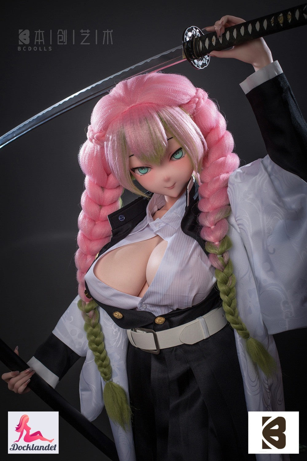 Mitsuri Kanroji yra 155 cm ūgio anime sex doll su cosplay stiliumi, įkvėptu anime Kimetsu No Yaiba. Cosplay sex doll remiantis prekės ženklo Mitsuri Kanroji BC-Doll sukurta siekiant imituoti unikalią personažo išvaizdą, su tokiomis detalėmis kaip spalvingi plaukai, didelės akys ir būdingas aprangos stilius. Lėlė pagaminta iš minkštos, tikroviškos medžiagos silikono ir skirta anime ir cosplay kolekcionieriams bei entuziastams. Jis sujungia estetiką iš anime pasaulio su pažangiomis de