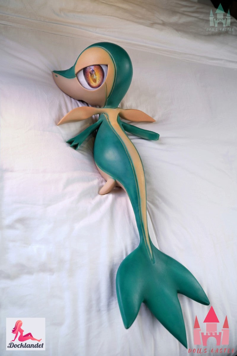 Pokemon sekso lėlė Snivy iš prekės ženklo Dolls Castle. 80 cm ilgio cosplay lėlė, įkvėpta populiariojo Pokemon Snivy. 