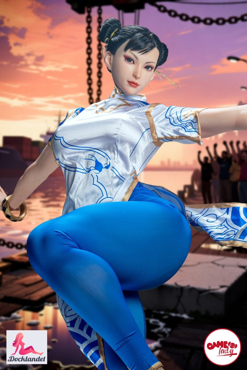 Gatvės kovotojas sex doll „Chun Li“ iš Game Lady yra išskirtinė „cosplay“ lėlė, įkvėpta legendinės kovinio žaidimo herojės. Autentiški veido bruožai, atletiškas į šlaunis orientuotas kūnas ir kruopščiai suprojektuotos detalės pagauna ikonišką personažo išvaizdą, o lankstus skeletas ir tikroviška silikoninė medžiaga suteikia natūralias pozas ir labai tikrovišką pojūtį.

Chun Li sex doll yra 169 cm ūgio, raumeningo kūno su didelėmis šlaunimis ir F formos krūtine. 