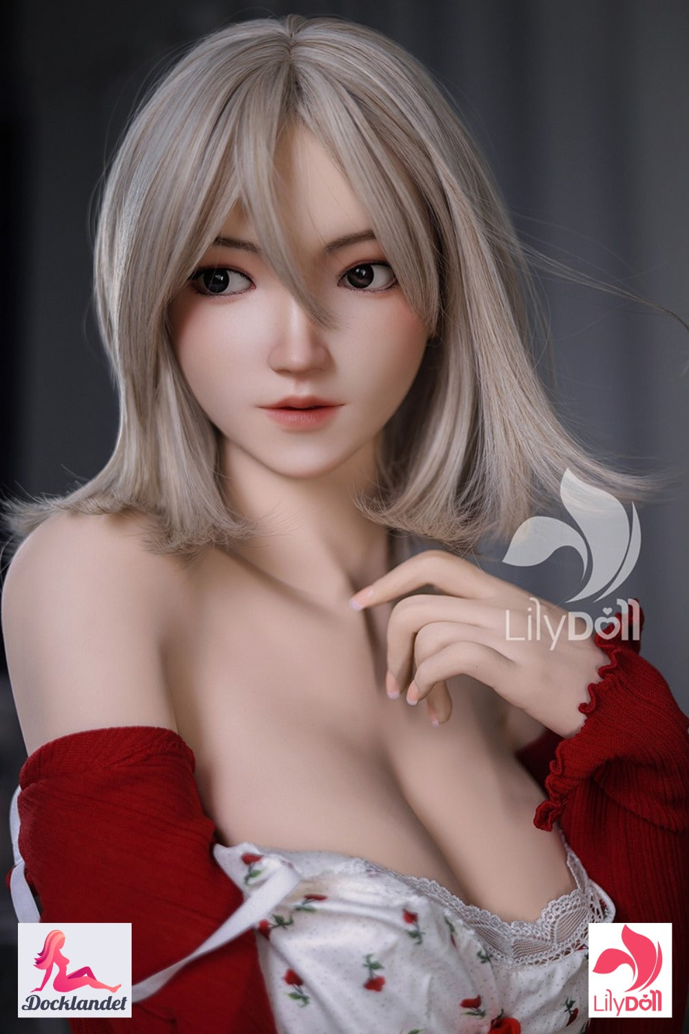 Freya-Sekso lėlė iš LilyDoll, 168 cm F-puodelis, sėdinti viliojančioje pozoje su balta naktine suknele su raudonomis detalėmis