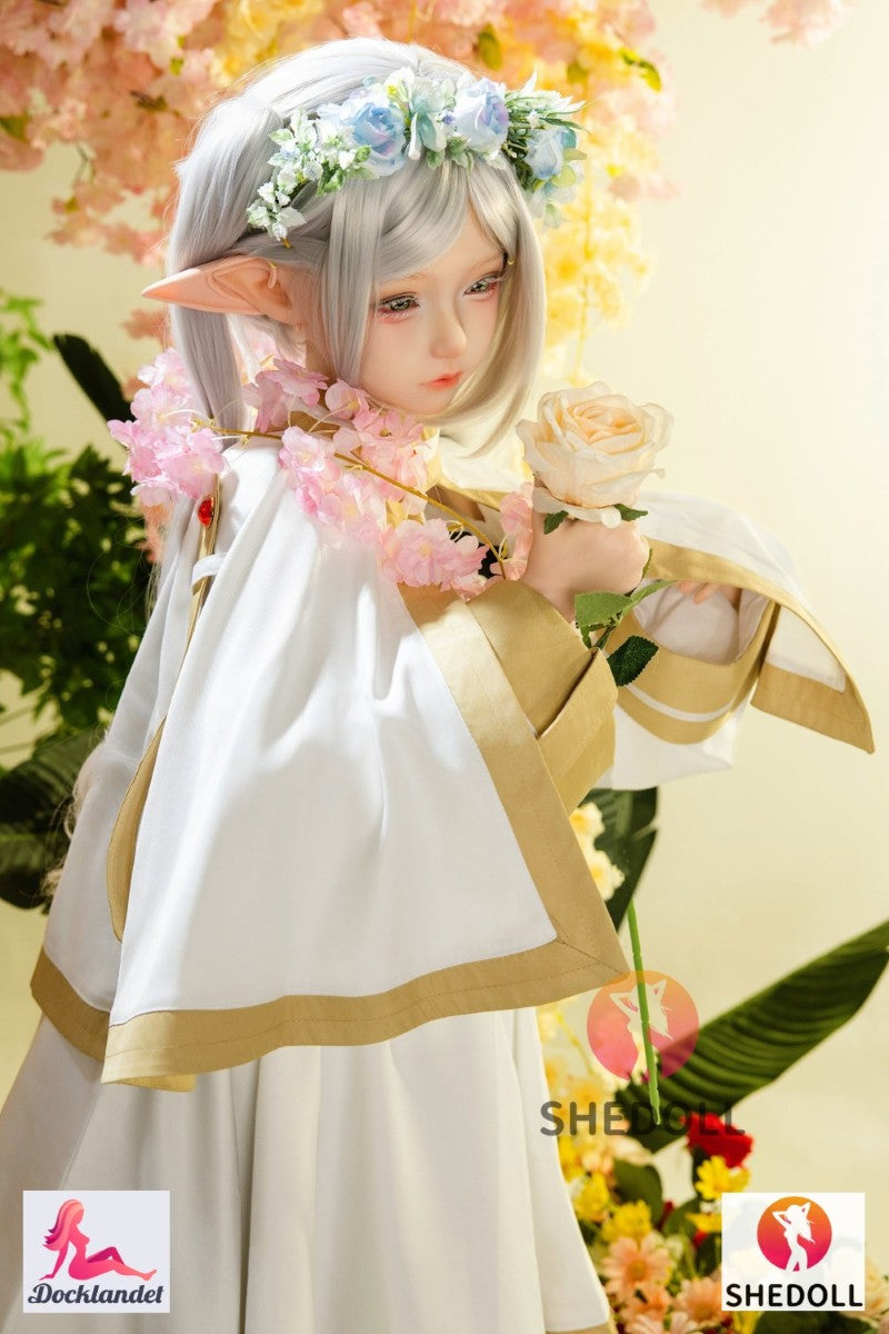 Frieren is a premium cosplay doll inspired by the popular character from Frieren: Beyond Journey's End. Šis 155 cm ilgio silikoninis modelis nuo SHEDOLL combines a sleek, elf-like aesthetic with a plump G-cup, realistic skin feel and a modern EVO skeleton for natural poses. The character Frieren is a 1000 year old elven mage and demon hunter, also called "Frieren the Slayer", who won the hearts of many anime fans with his charming socially incompetent style. Tai šiuo metu labai populiarus personažas