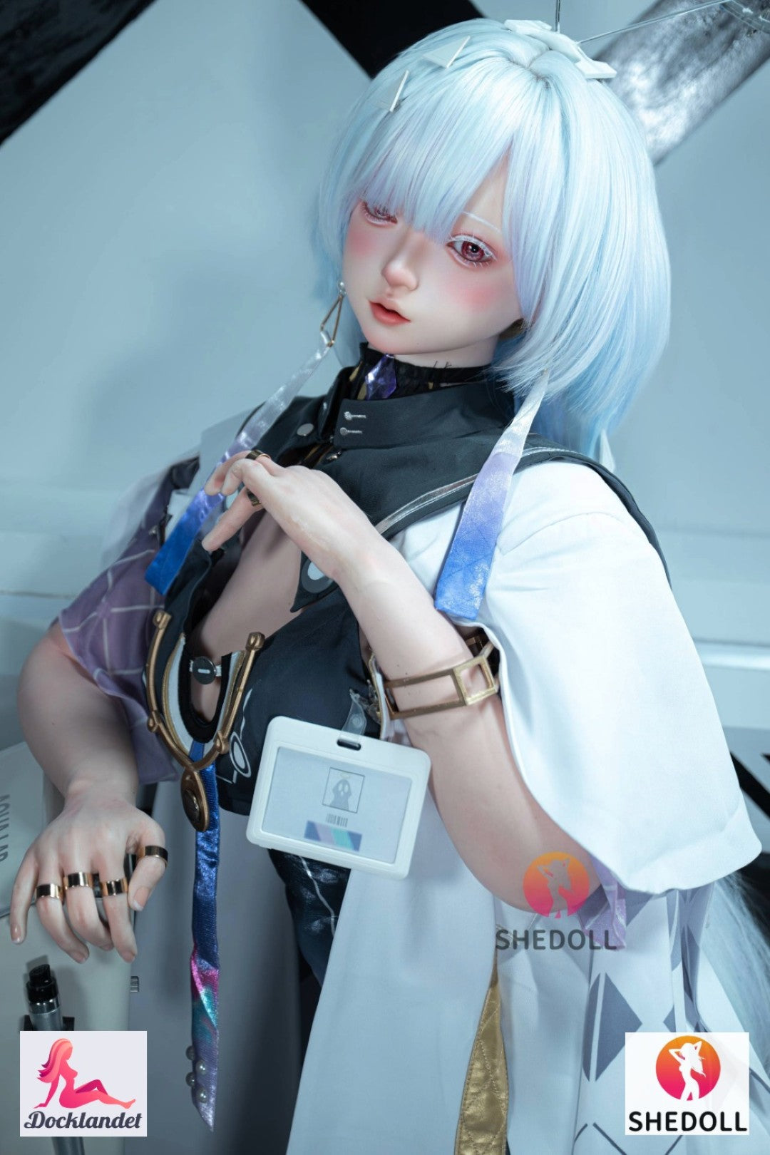 Anime tikroviškas SHEDOLL lėlė su šviesiai mėlyna šukuosena ir cosplay apranga, stambiu planu su tikroviškomis detalėmis ir mokslinės fantastikos stiliumi.