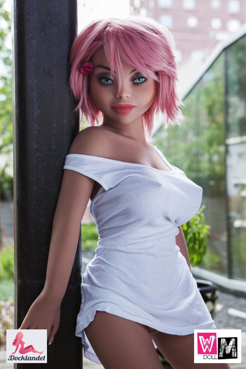 Nykštukinė sekso lėlė iš WM-Doll. Mini sekso lėlė rožiniais plaukais ir didele galva. Ši sekso lėlė atrodo kaip nykštukas. Jūsų drąsiausioms fantazijoms!