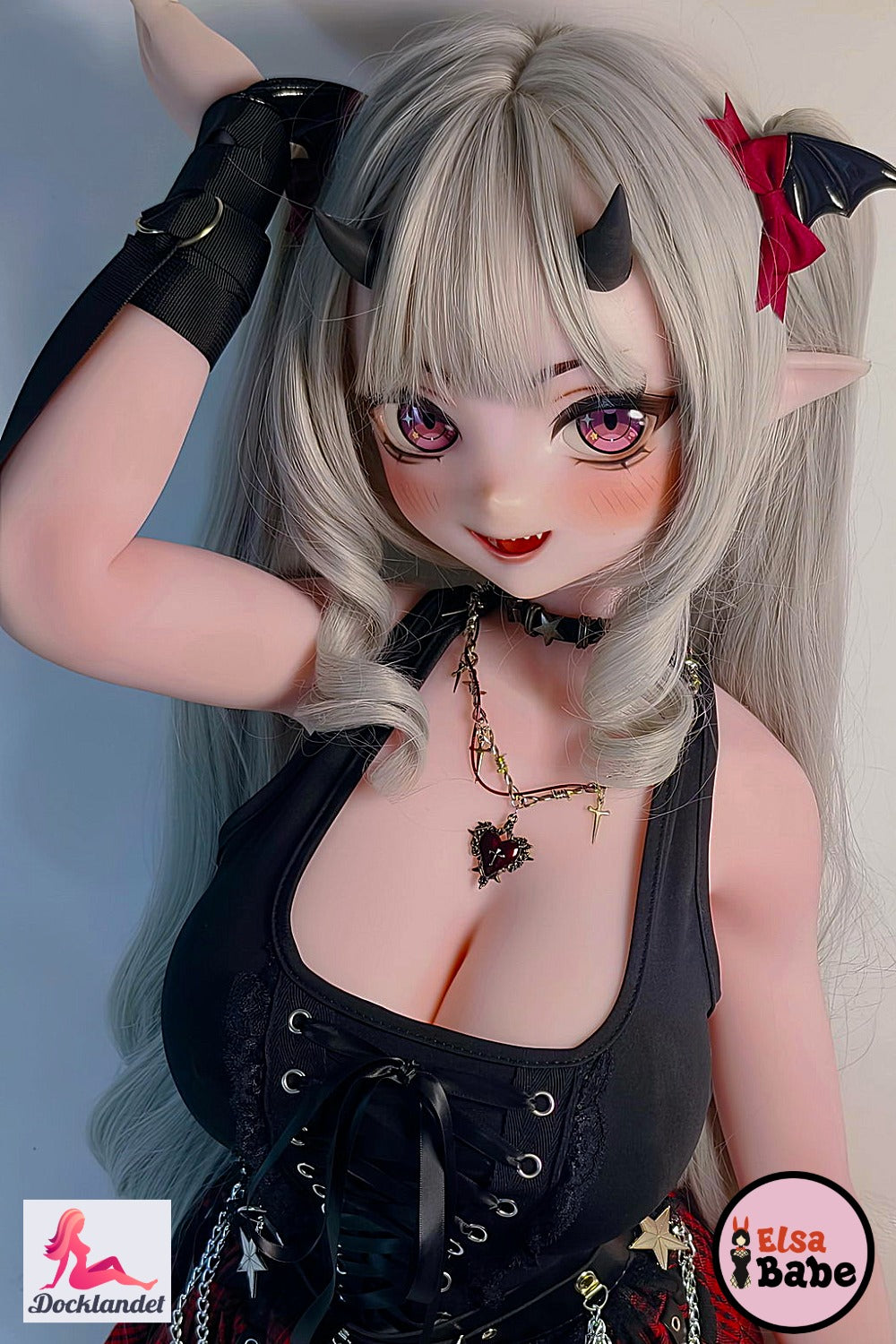 Tachibana Mano 148 cm Elsa Babe anime silikoninė lėlė šviesiais plaukais, rausvomis akimis, ragais ir juoda fantastiška apranga.
