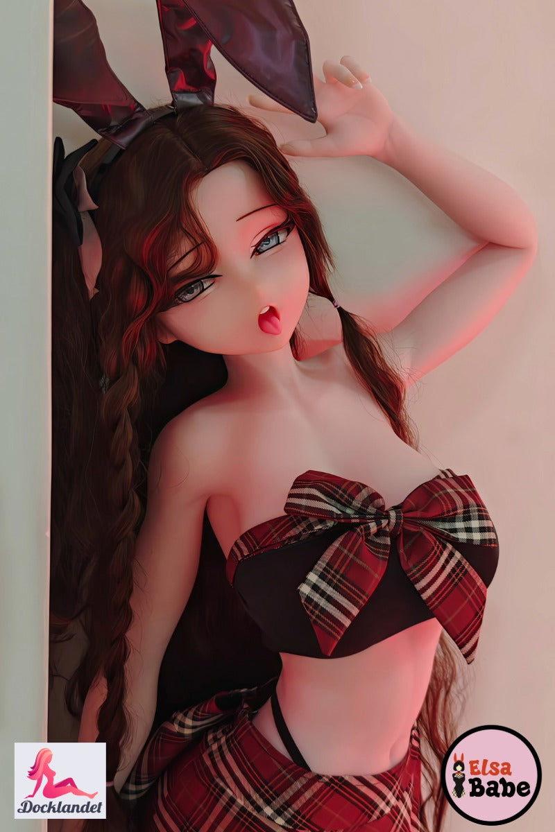 "Elsa Babe 140 cm silikoninė anime sekso lėlė su didelėmis lankelio detalėmis ir juodomis zuikio ausimis, pozuojanti languotame komplekte.