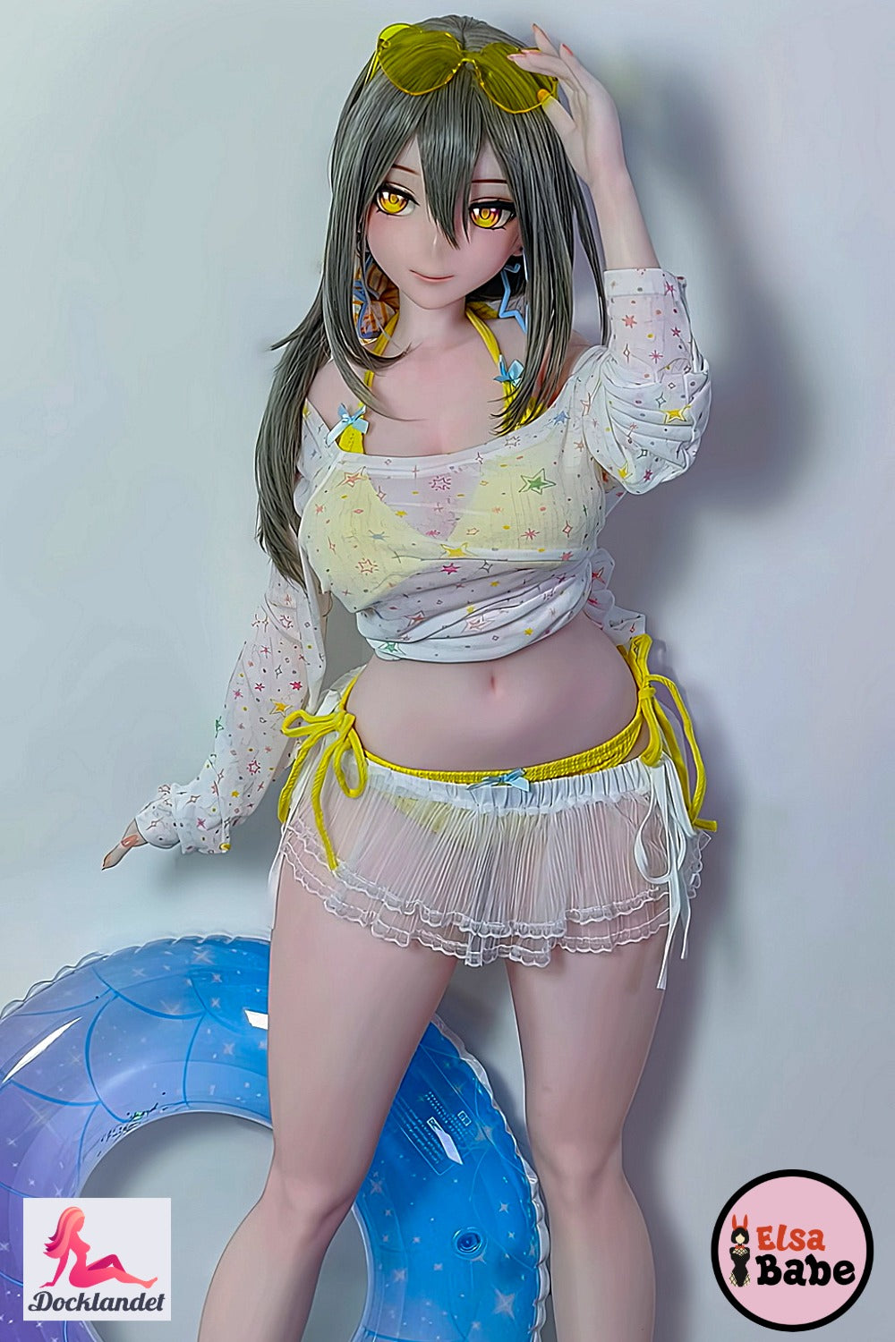 Mizuta Nina 151 cm Elsa Babe anime silikoninė lėlė tamsiai žaliais plaukais, geltonomis akimis ir geltona vasarine apranga.