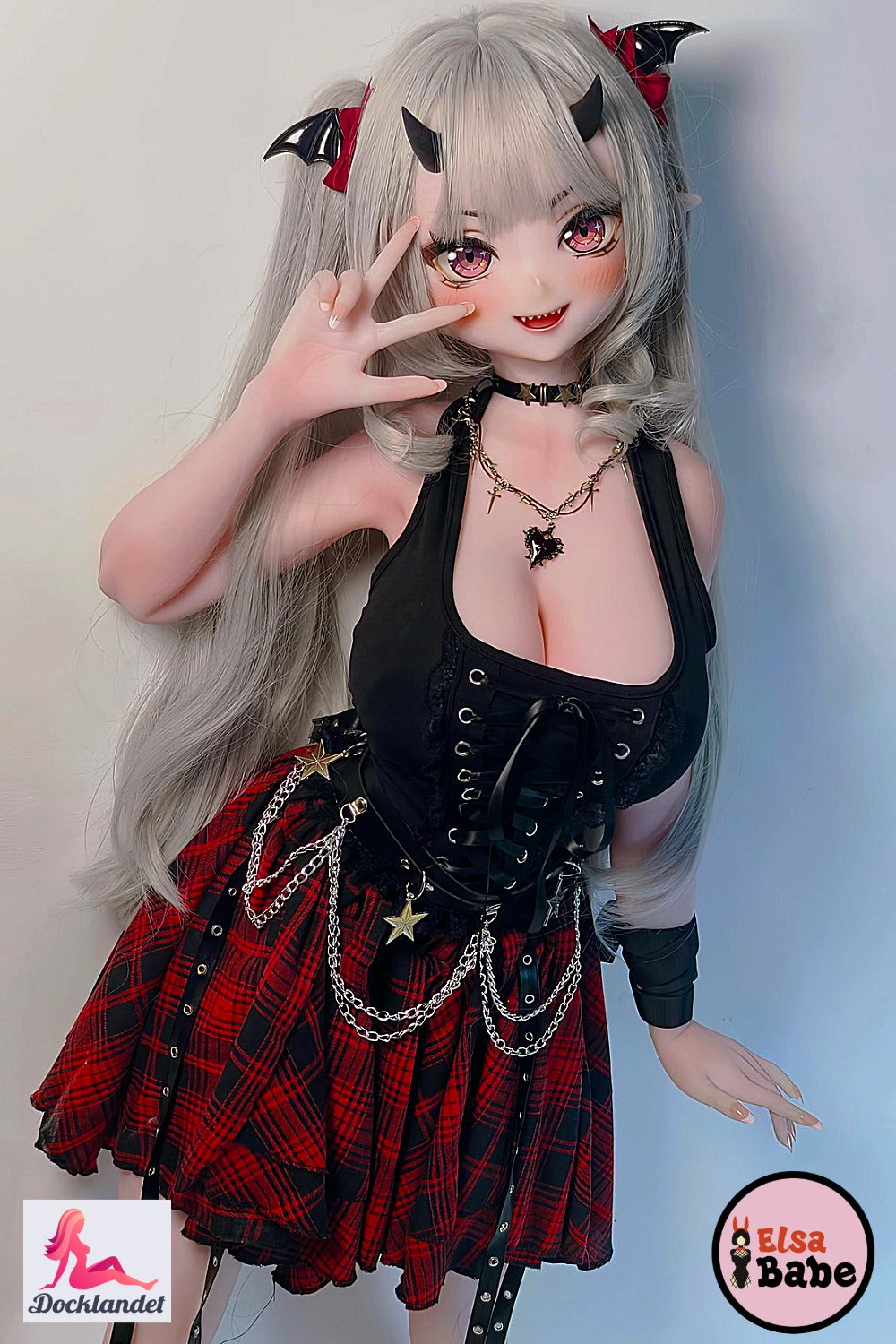 Tachibana Mano 148 cm Elsa Babe anime silikoninė lėlė šviesiais plaukais, rausvomis akimis, ragais ir juoda fantastiška apranga.