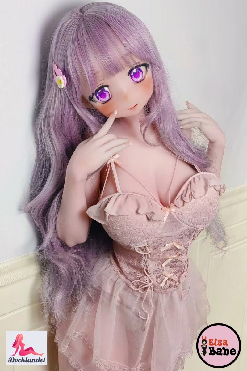 ElsaBabe Seino Lemon 144 cm ūgio anime sekso lėlė be krūtinės, purpuriniais plaukais ir rausva medžiaga aplink kūną, su riesta krūtine ir kawaii veido išraiška.