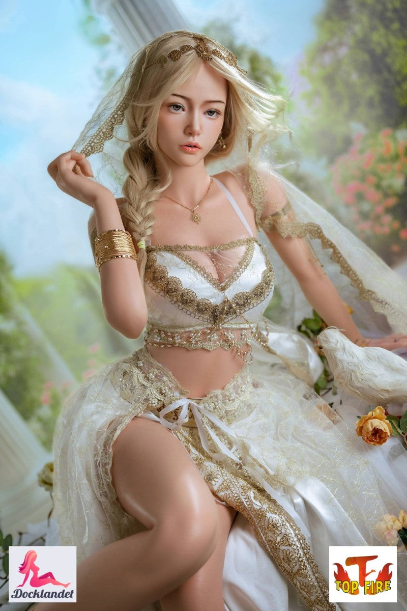 Viktorija – tikroviška gamintojo sekso lėlė Top Fire Doll. 164 cm ūgio silikoninė lėlė smulkiu kūneliu ir mažomis krūtimis (B puodelis). Ieškantiems išskirtinio full-size aukštos kokybės lėlė už prieinamą kainą Top Fire Doll Tikrai vertas dėmesio prekės ženklas!